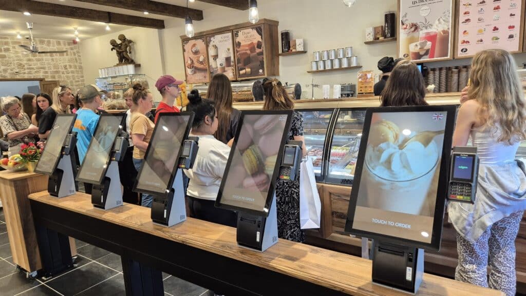 Klanten bestellen via zelfbedieningskiosken in een ijssalon of café.