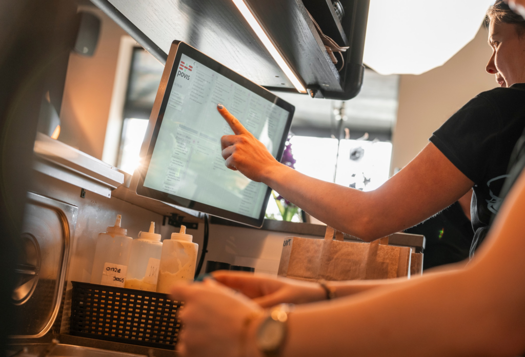 Als het internet uitvalt, kan een kassasysteem blijven werken, maar dat hangt af van het type systeem. Een offline kassasysteem kan verkopen blijven registreren zonder internet. Bij een volledig online systeem kunnen functies stilvallen. Pinbetalingen hebben meestal wel een verbinding nodig. Met een geschikte back-upverbinding kun je veel problemen voorkomen.